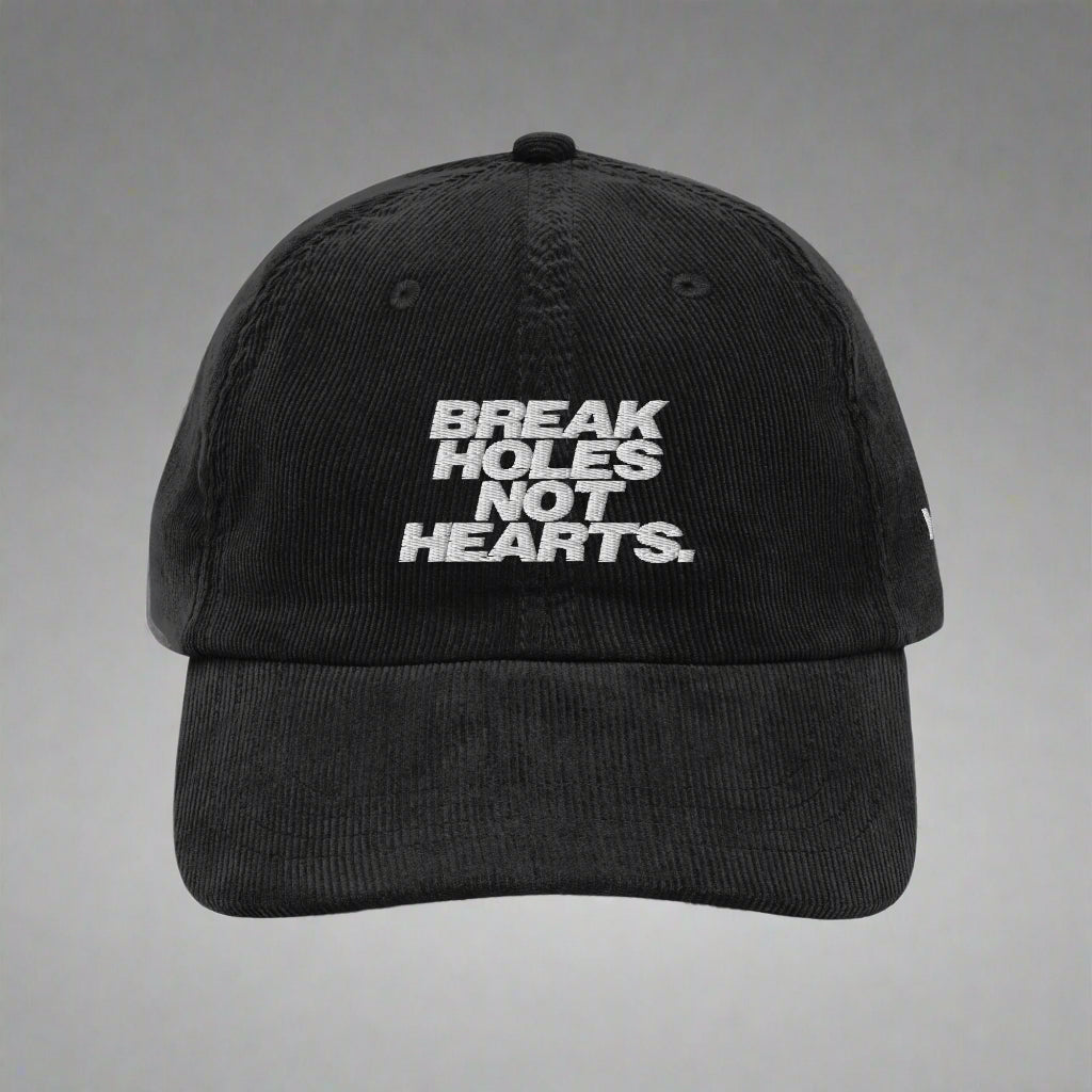 Gorra de pana vintage con texto "Rompe agujeros, no corazones"